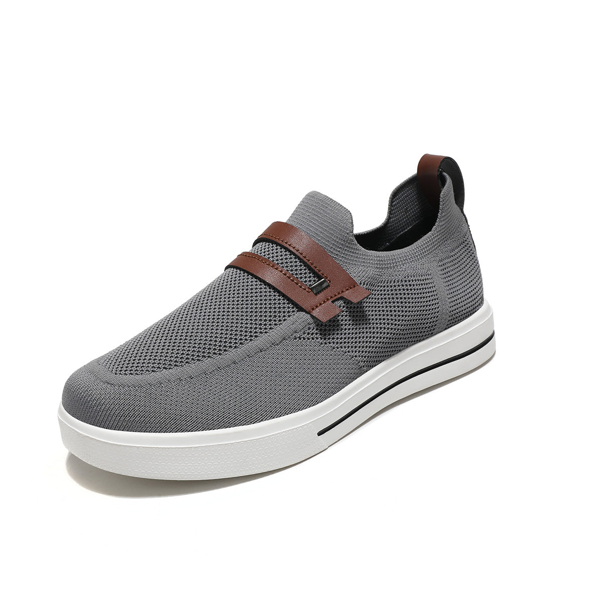 Baskets style slip-on au design élégant et minimaliste, offrant confort et excellente respirabilité, idéales pour une utilisation quotidienne. La paire est de couleur neutre, avec des détails subtils et une finition moderne, garantissant un ajustement parfait et une bonne aération.