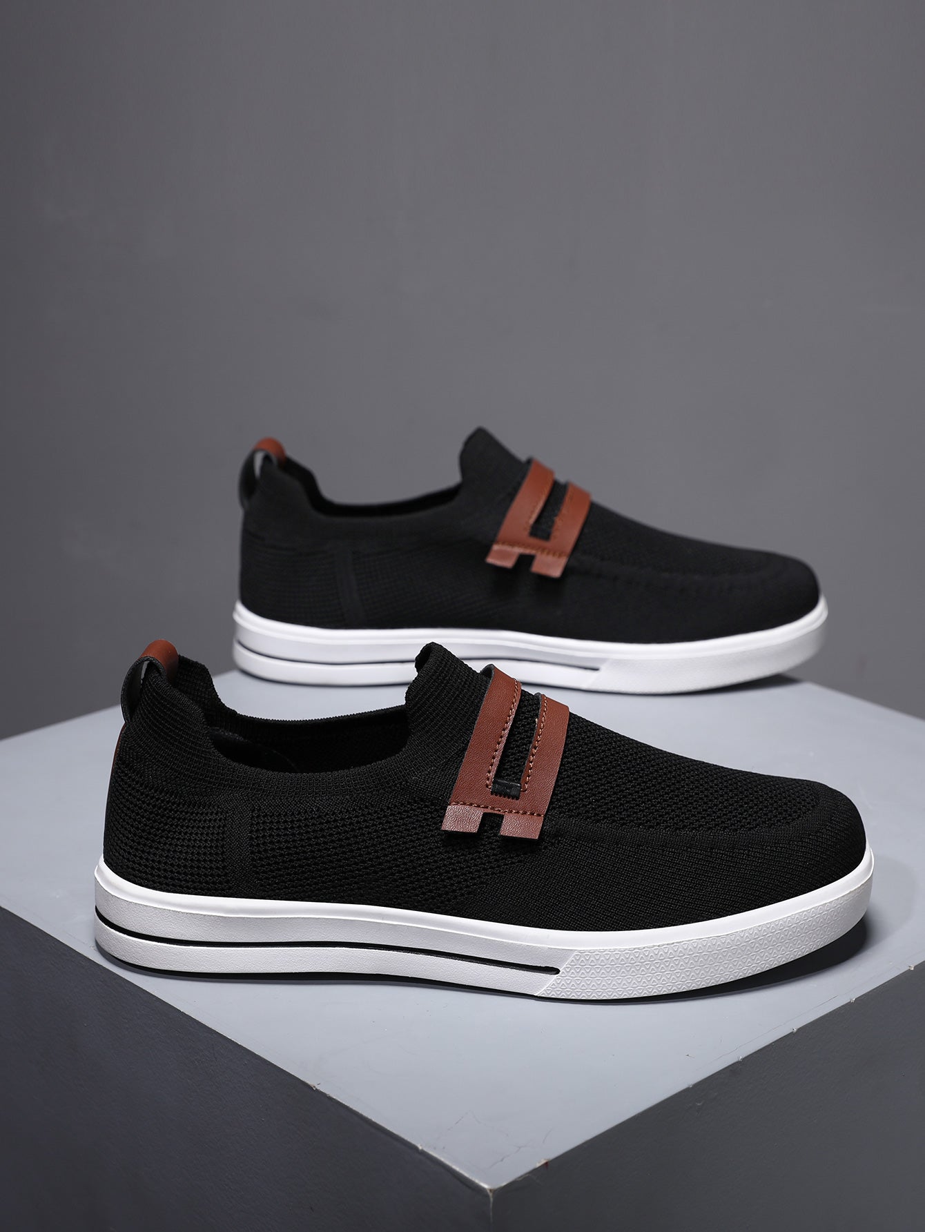 Baskets style slip-on au design élégant et minimaliste, offrant confort et excellente respirabilité, idéales pour une utilisation quotidienne. La paire est de couleur neutre, avec des détails subtils et une finition moderne, garantissant un ajustement parfait et une bonne aération.