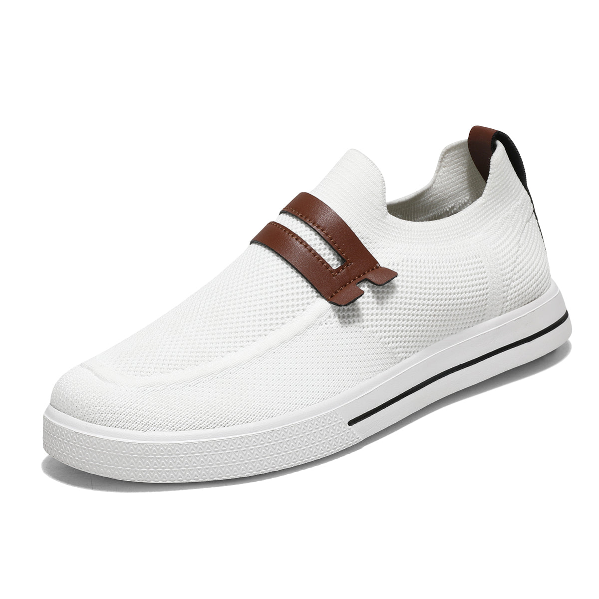 Baskets style slip-on au design élégant et minimaliste, offrant confort et excellente respirabilité, idéales pour une utilisation quotidienne. La paire est de couleur neutre, avec des détails subtils et une finition moderne, garantissant un ajustement parfait et une bonne aération.