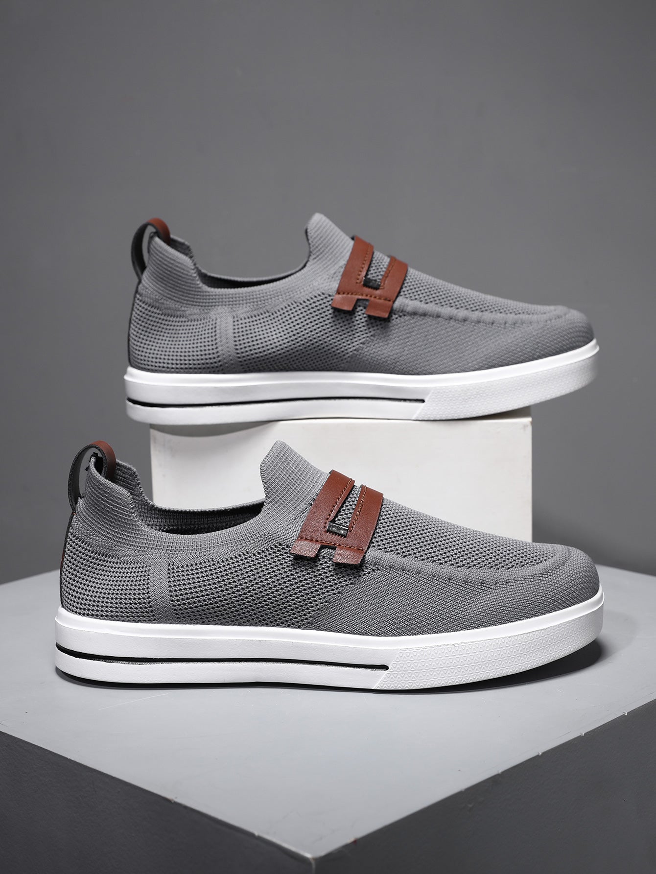 Baskets style slip-on au design élégant et minimaliste, offrant confort et excellente respirabilité, idéales pour une utilisation quotidienne. La paire est de couleur neutre, avec des détails subtils et une finition moderne, garantissant un ajustement parfait et une bonne aération.