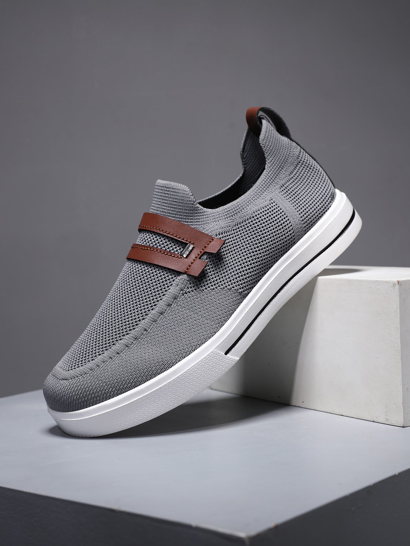 Baskets style slip-on au design élégant et minimaliste, offrant confort et excellente respirabilité, idéales pour une utilisation quotidienne. La paire est de couleur neutre, avec des détails subtils et une finition moderne, garantissant un ajustement parfait et une bonne aération.