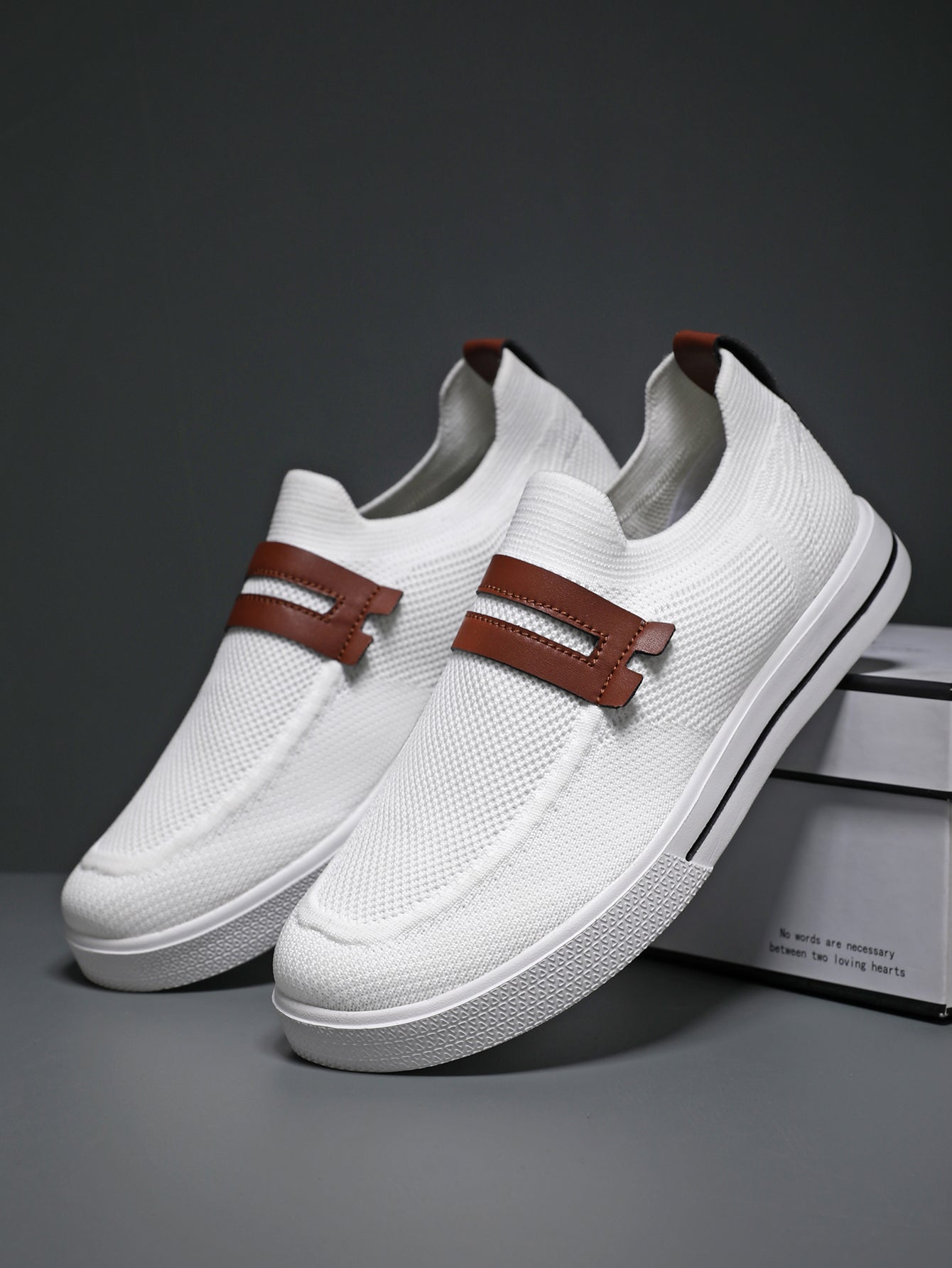 Baskets style slip-on au design élégant et minimaliste, offrant confort et excellente respirabilité, idéales pour une utilisation quotidienne. La paire est de couleur neutre, avec des détails subtils et une finition moderne, garantissant un ajustement parfait et une bonne aération.